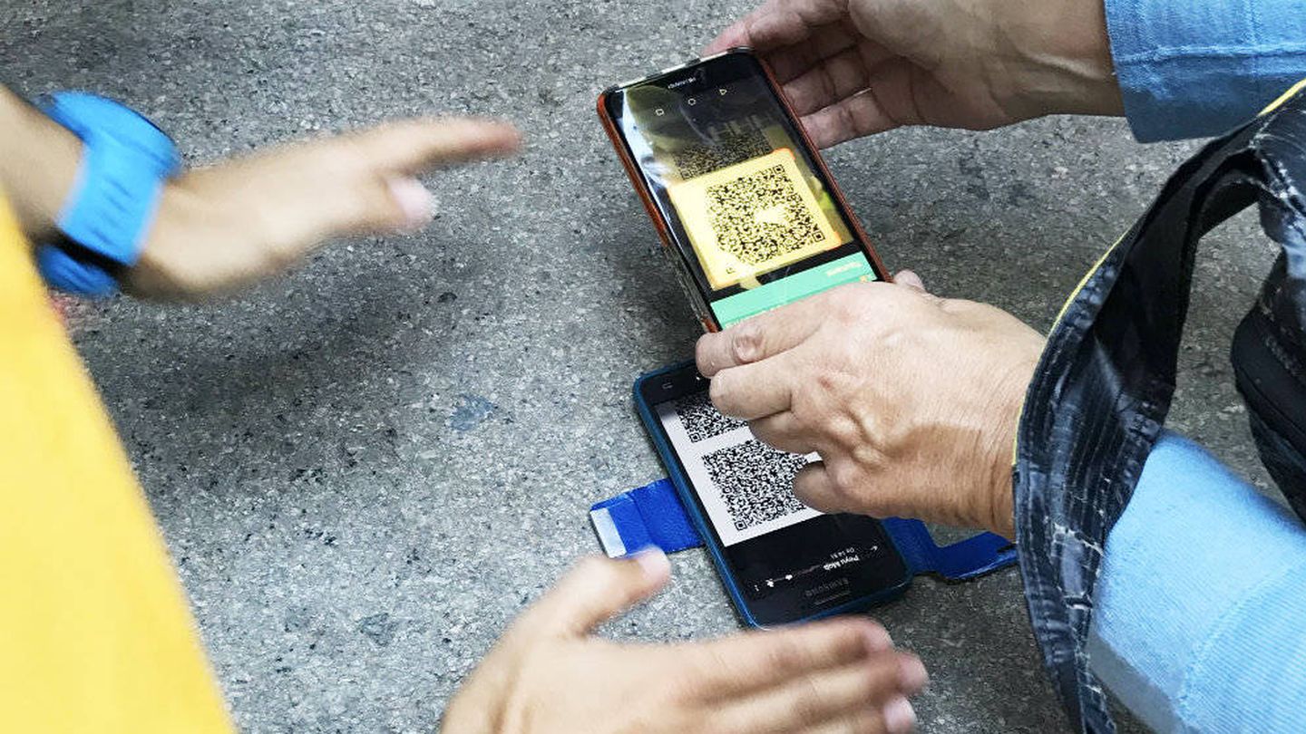 Los códigos QR de la 'app' de Tsunami Democràtic se transmiten de móvil a móvil entre los manifestantes. (Foto:Carles Banús)