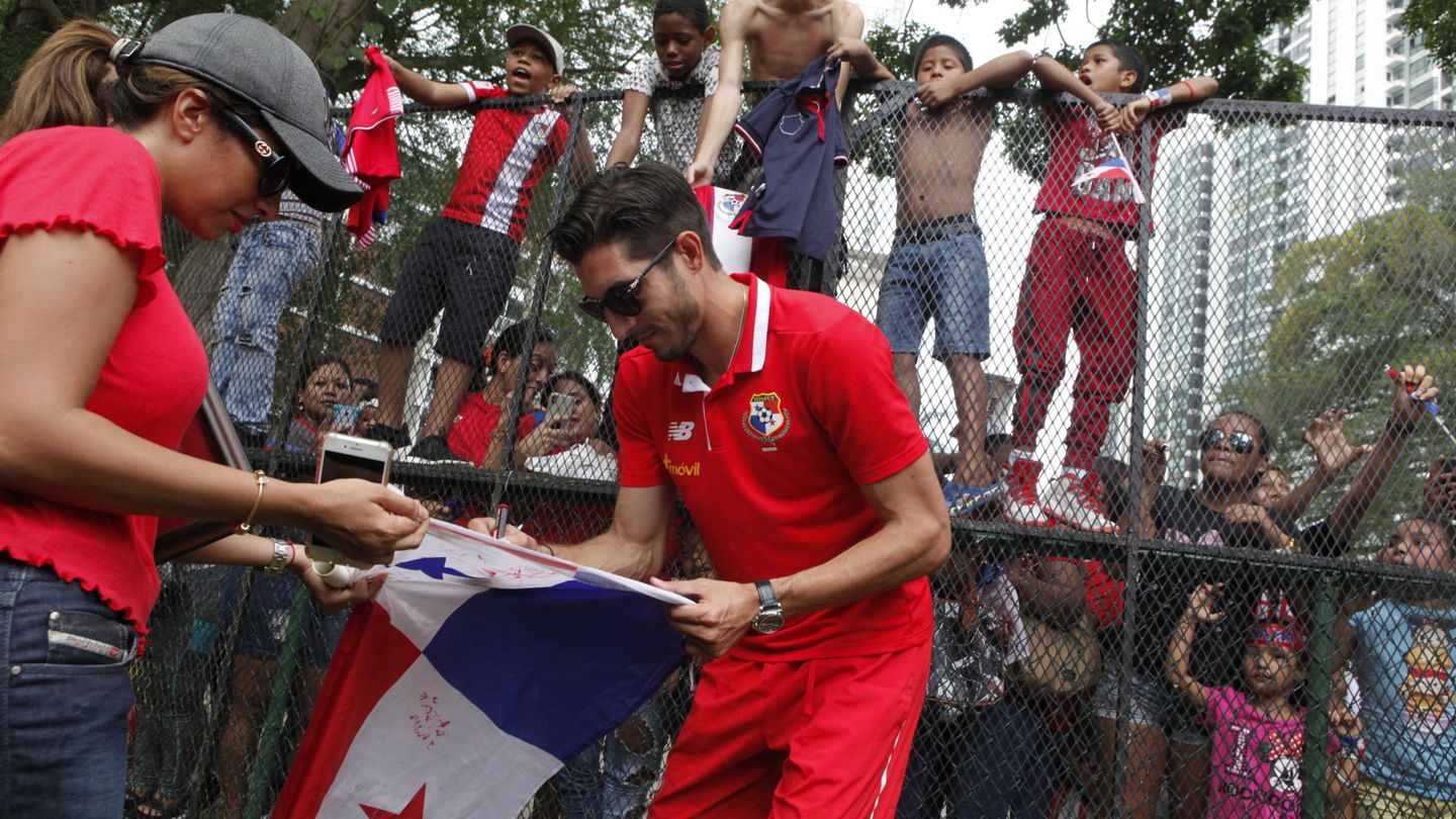 Los jugadores de Panamá firman autógrafos a los aficionados antes del viaje al Mundial de Rusia. (EFE)