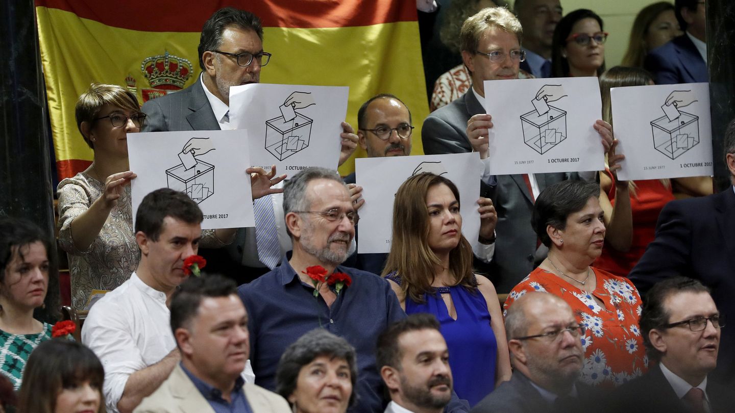 Los diputados del PdeCAT exhiben carteles con una urna para reivindicar el referéndum. (EFE)