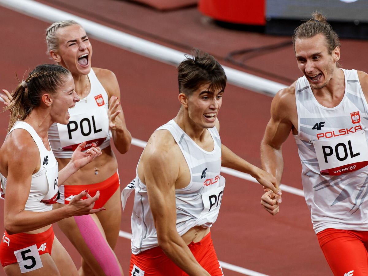 Foto: Los atletas del equipo polaco consiguen la medalla de oro en la prueba de relevos mixtos 4x400m. (EFE)