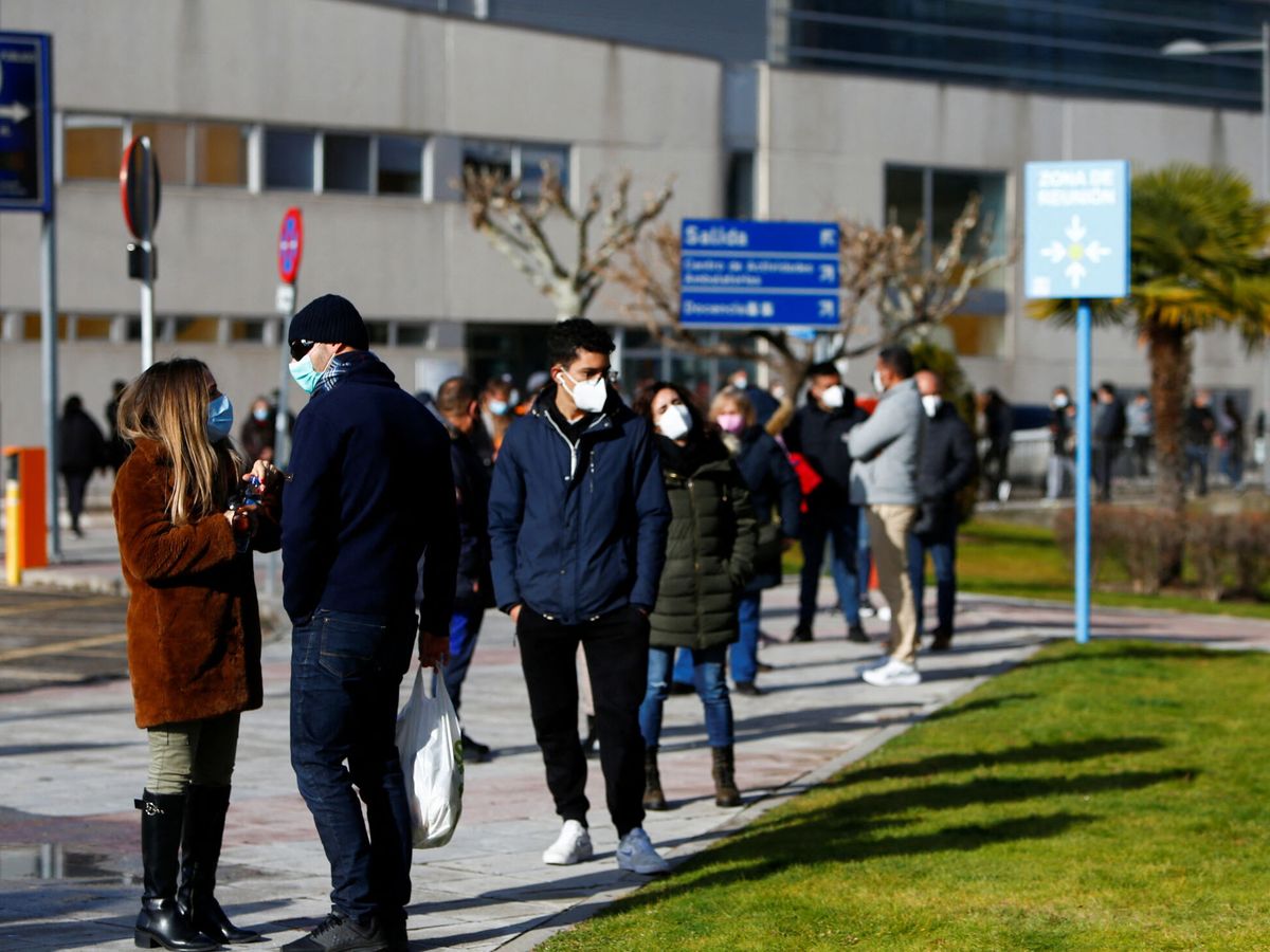 Foto: Personas hacen cola para hacerse la prueba de detección de coronavirus tras las vacaciones de Navidad, en el Hospital Doce de Octubre de Madrid, España. (Reuters/Javier Barbancho)
