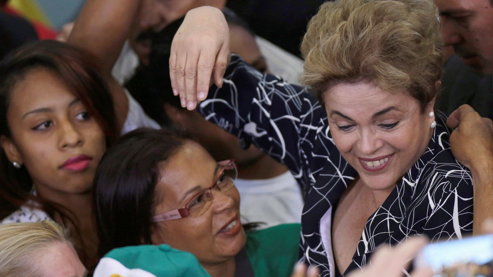 Foto: La Presidenta brasileña Dilma Rousseff es saludada por miembros de movimientos sociales tras un acto en Brasilia, el 6 de mayo de 2016 (Reuters)