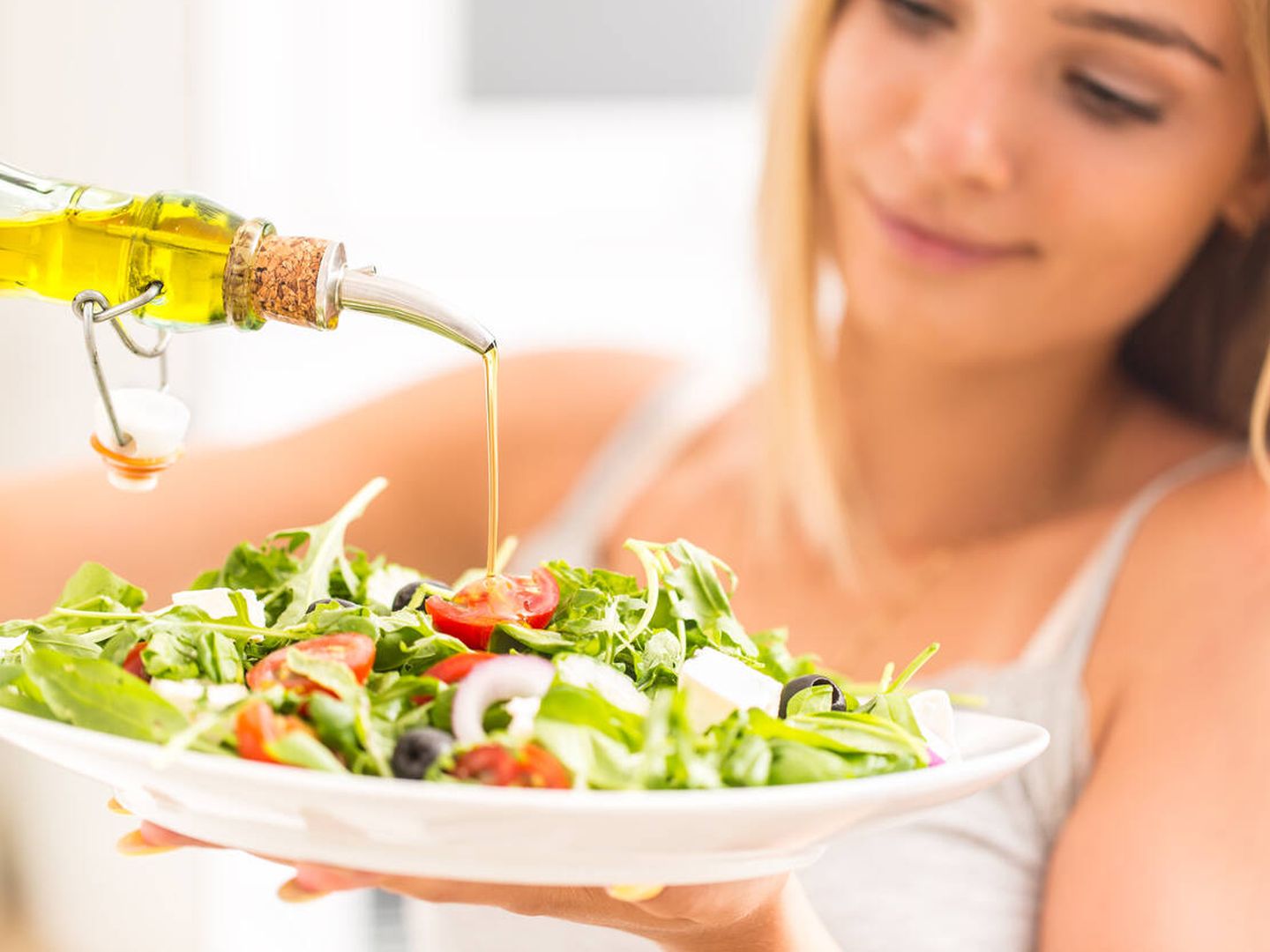 El aceite de oliva virgen extra es una de las mejores fuentes de grasas insaturadas. (iStock)