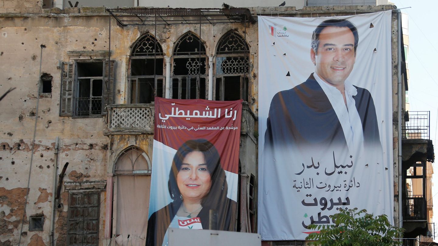 Los candidatos parlamentarios Rania Shmaitilly y Nabil Bader en un edificio de Beirut, el 23 de abril de 2018. (Reuters)