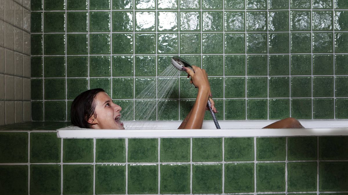 "Dejé de ducharme y no me pasó nada": los peligros del exceso de higiene