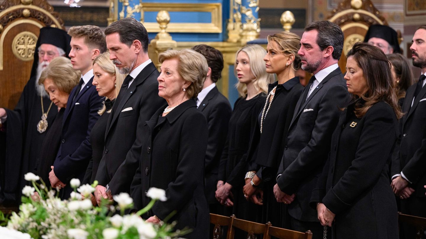 El príncipe Tino, junto a la reina Sofía, sus padres y su abuela Ana María en el funeral de su abuelo. (EFE/Pool/Kominis Nikolaos)