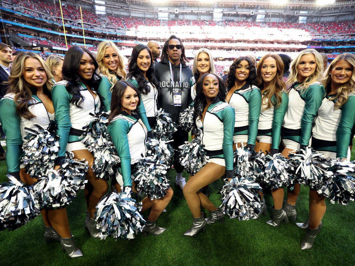 Foto: Jay-Z posa con las animadoras de la Super Bowl. (Getty)