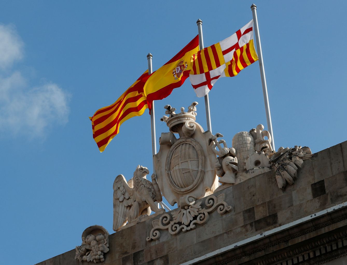 Las banderas de España, la 'senyera' y la de Barcelona ondean en el ayuntamiento de la capital catalana. (Reuters)