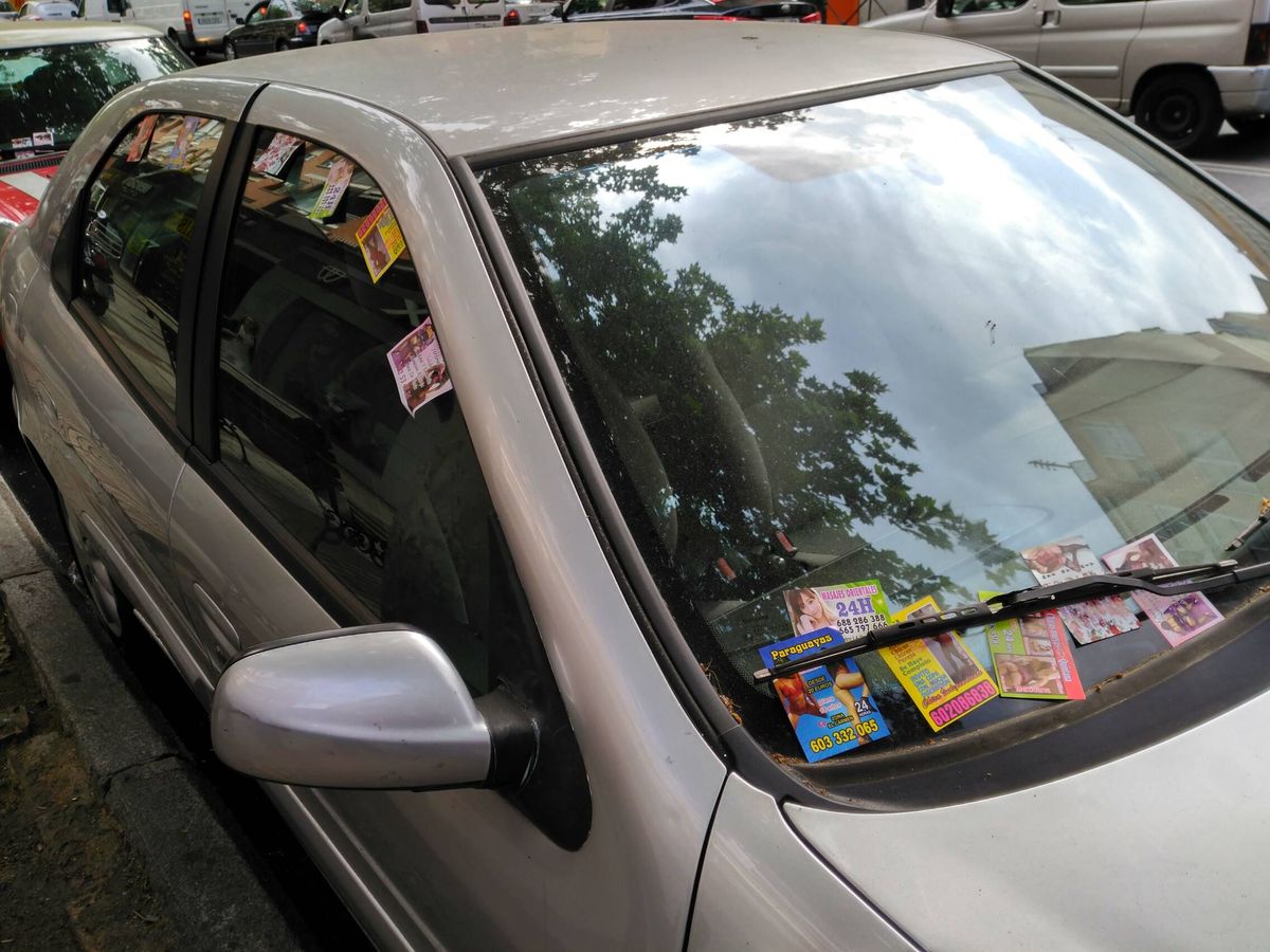Foto: Vista de un coche con varias tarjetas anunciando servicios sexuales. (Cedida)