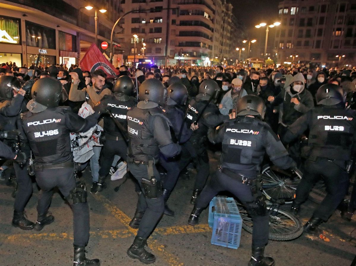 Foto: La Policía antidisturbios carga contra los manifestantes durante la concentración convocada en Valencia. (EFE) 