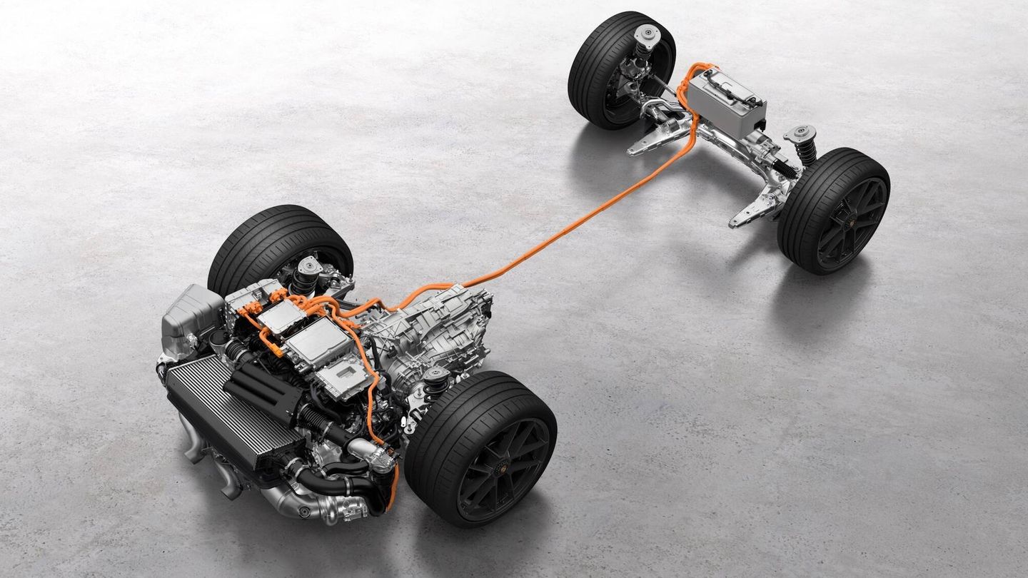 En el 911 híbrido, el motor de gasolina pasa de 3 a 3,6 litros, y recibe el apoyo de dos motores eléctricos.