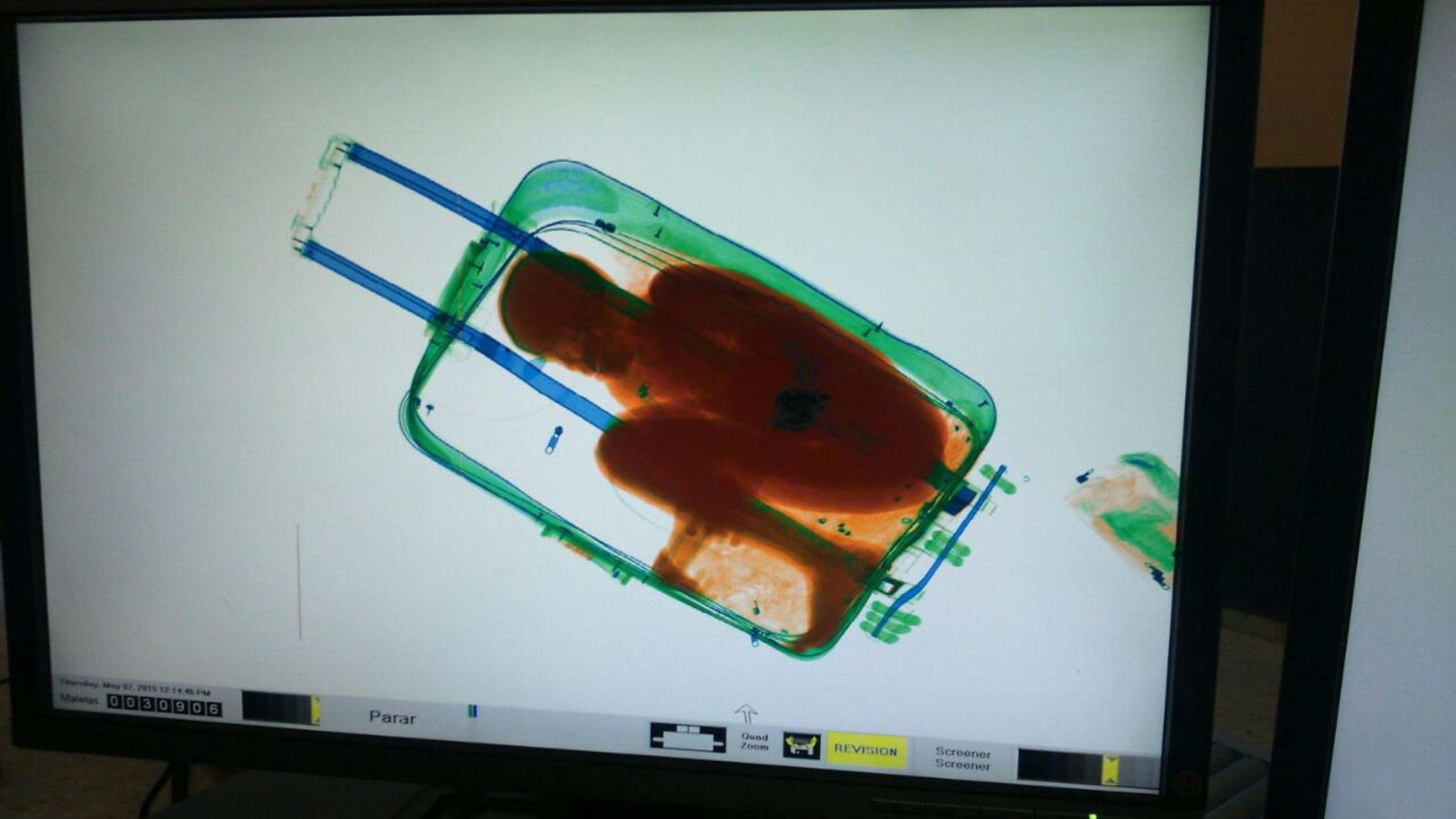 Foto: El pasado día 7 rescataron a un niño que cruzaba la aduana oculto en una maleta (EFE)