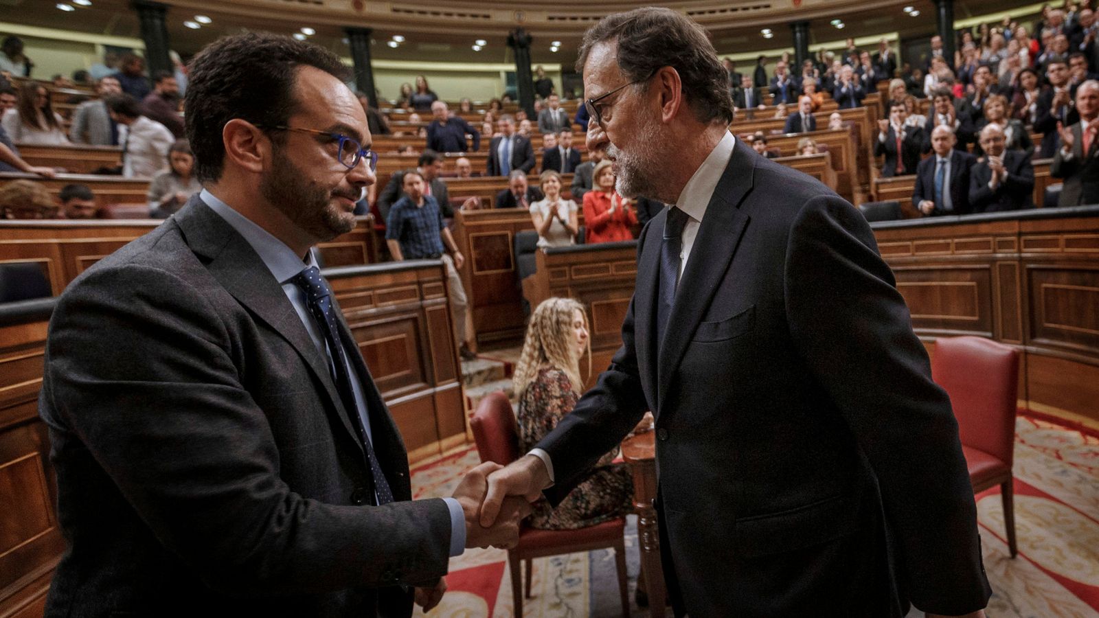 Foto: Antonio Hernando estrecha la mano de Mariano Rajoy tras su reelección como presidente gracias a la abstención de 68 diputados socialistas, este 29 de octubre. (Reuters)