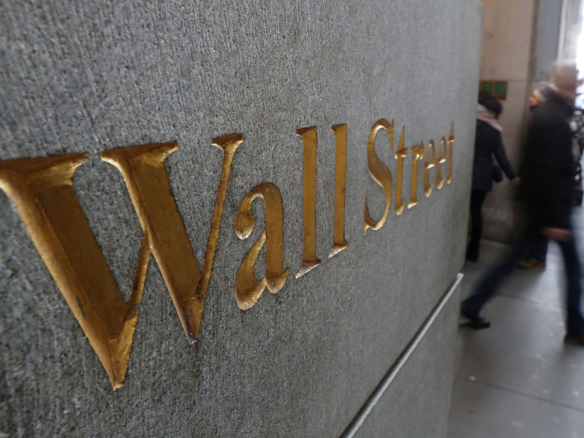Foto: Cartel de Wall Street fuera de la Bolsa de Nueva York. (Reuters)
