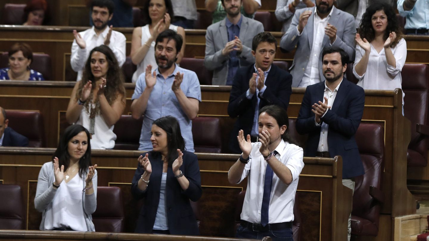 La bancada de Unidos Podemos aplaude en la moción de censura a Rajoy. (EFE)
