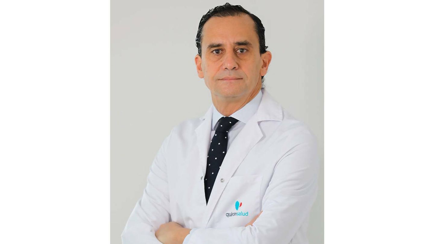 Dr. Salvador Morales Conde, jefe de Cirugía General y Aparato Digestivo del Hospital Quirónsalud Sagrado Corazón de Sevilla. (Foto: cortesía de Quirónsalud).
