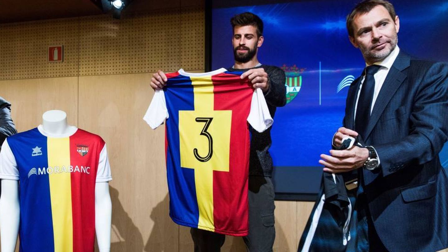 Gerard Piqué, con una camiseta del FC Andorra y el dorsal que él lleva en el Barça. (EFE)