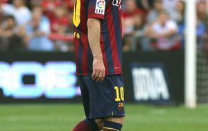 Una lesión que 'humaniza' a Messi y da la razón a las rotaciones del Tata