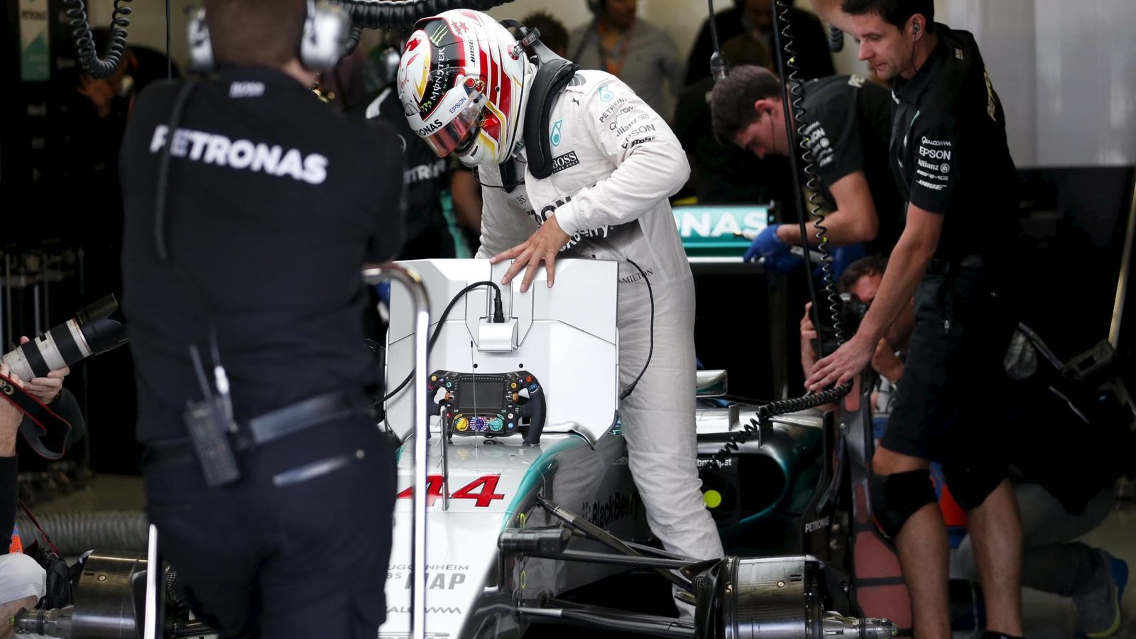 Foto: Lewis Hamilton en su box (Reuters).