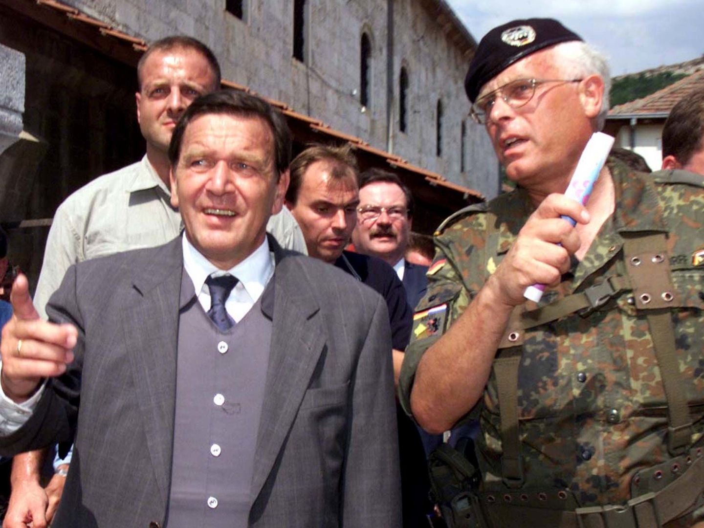 Schröder, visitando a las tropas alemanas en Prizren, Kosovo, en 1999. (Reuters)