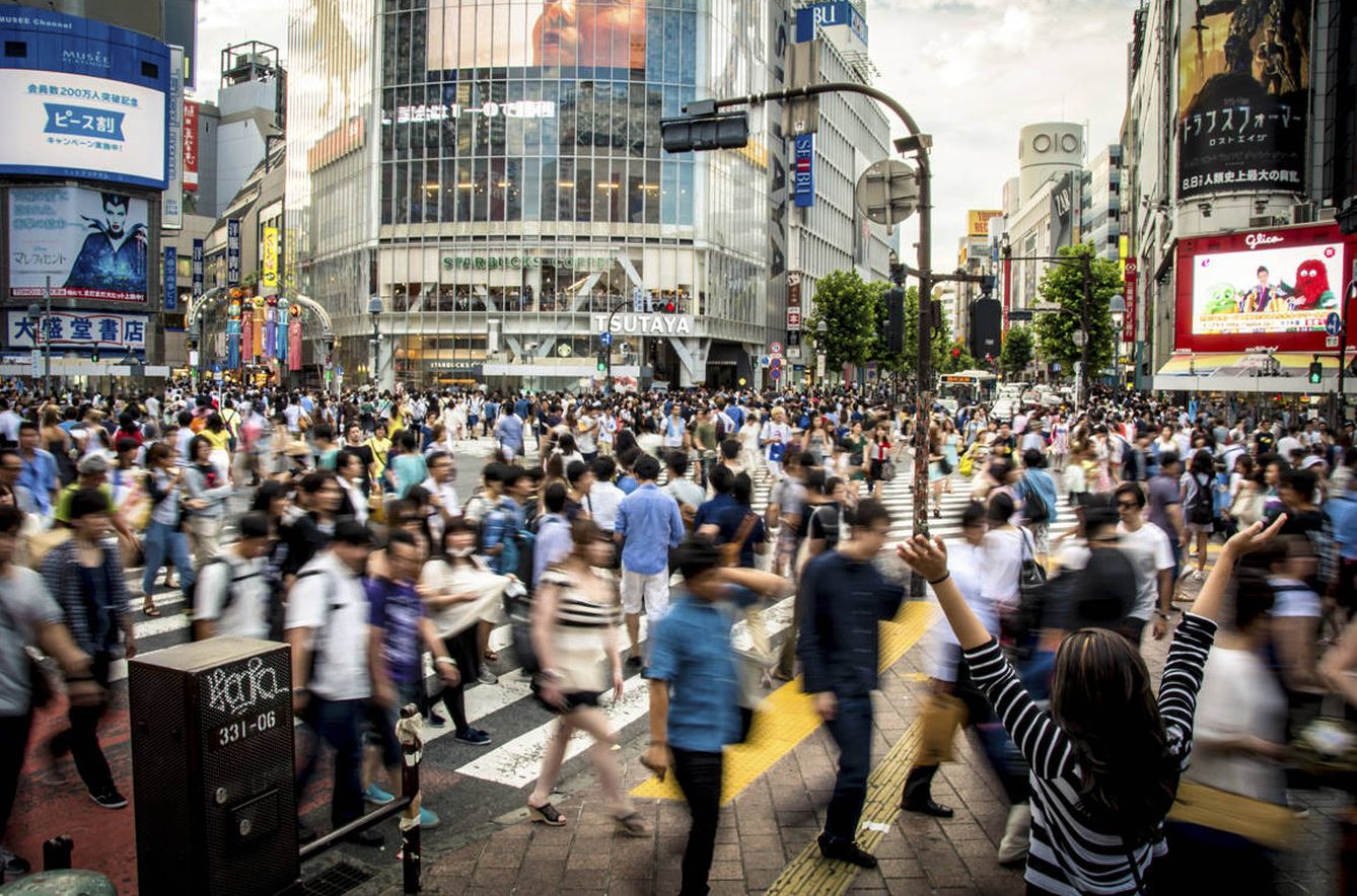 En el cruce de Shibuya, en Tokio, confluyen cinco pasos de cebra (LanceB)