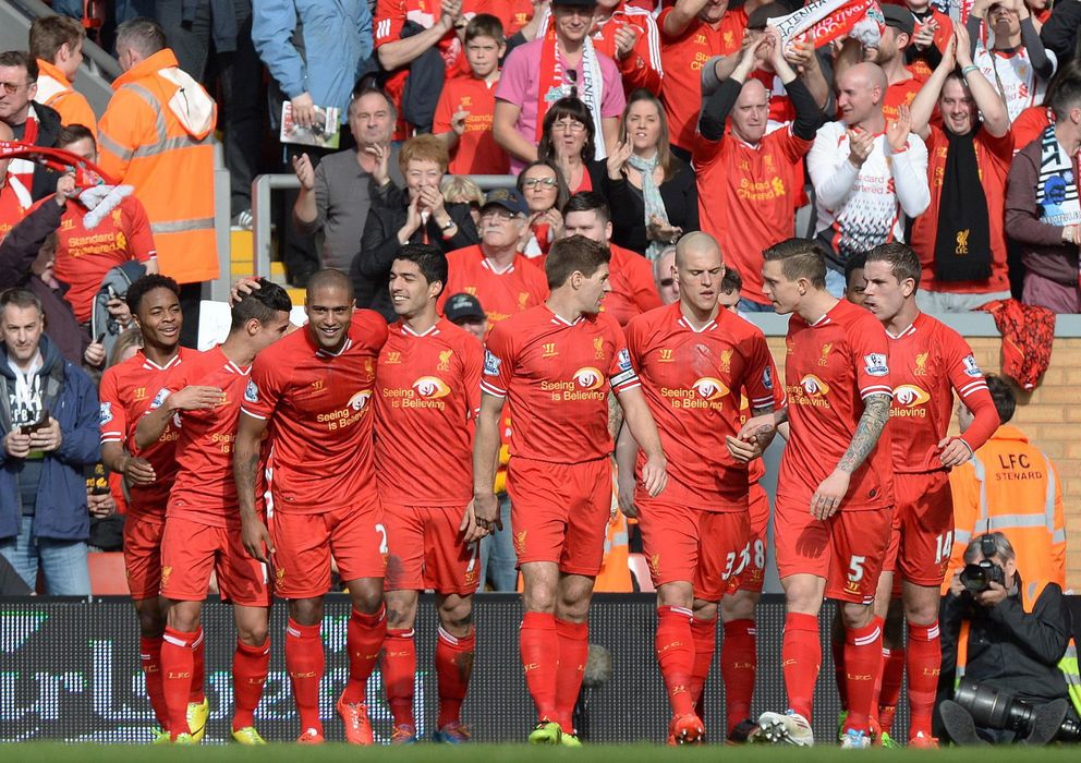 Foto: Los jugadores del Liverpool celebran uno de los cuatro goles ante el Tottenham. (Efe)