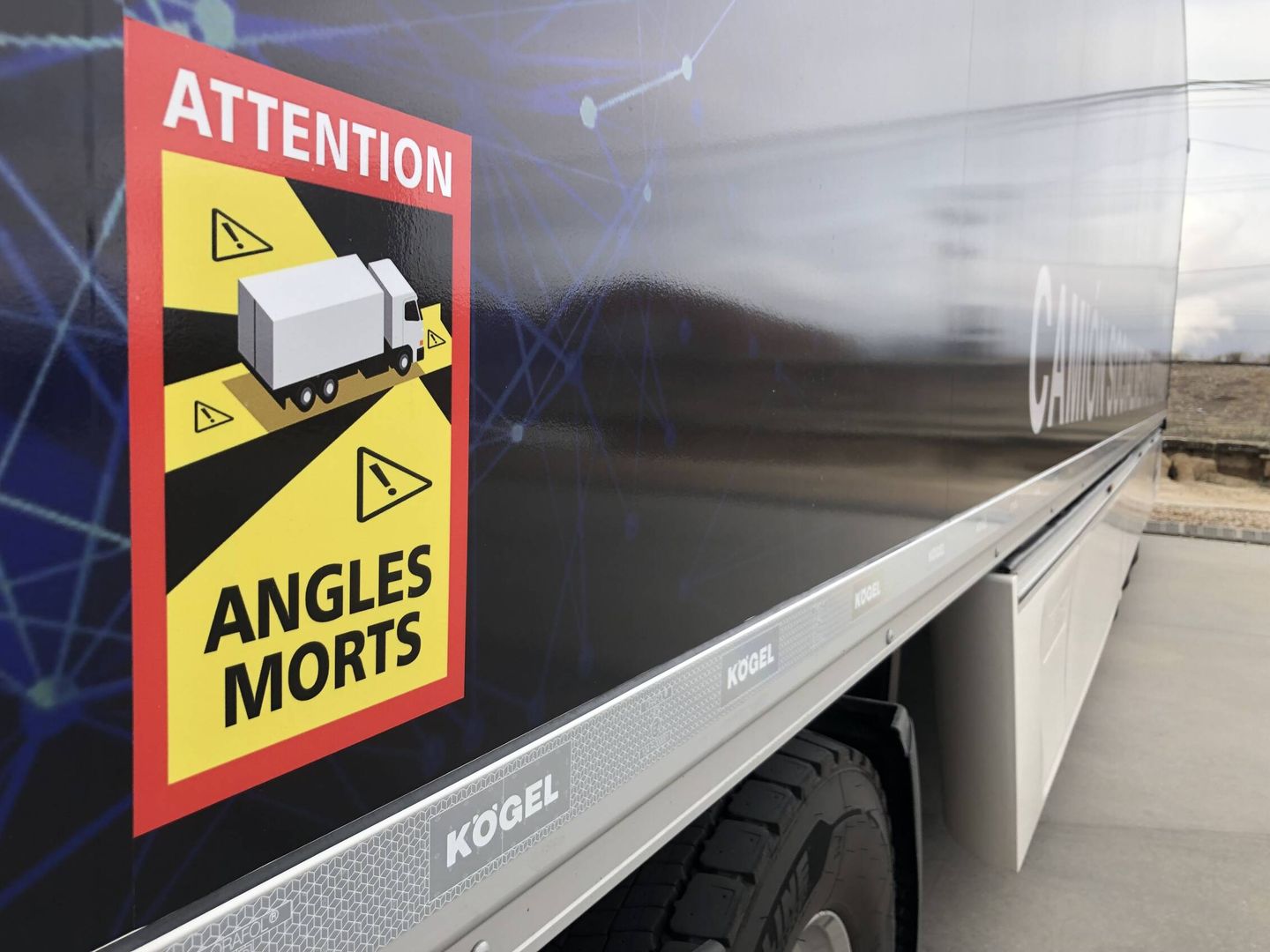 Desde septiembre, la DGT invita a pegar adhesivos en los vehículos pesados sobre el riesgo de los ángulos muertos.