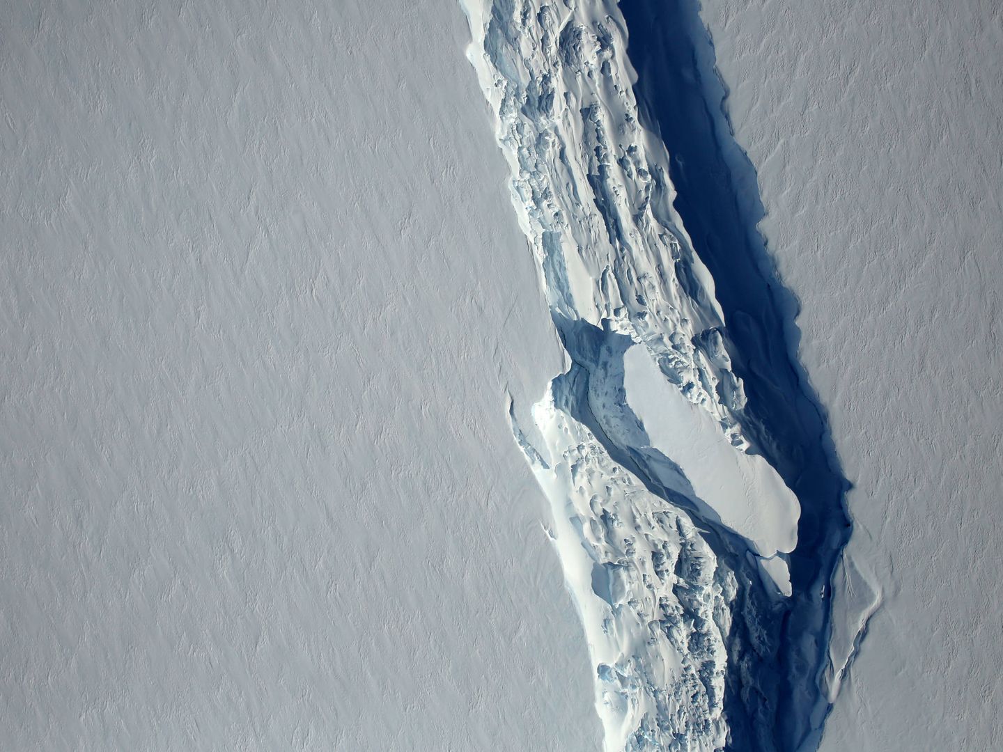 Una vista aérea de la grieta que separa el nuevo iceberg de la plataforma Larsen C. (Reuters)