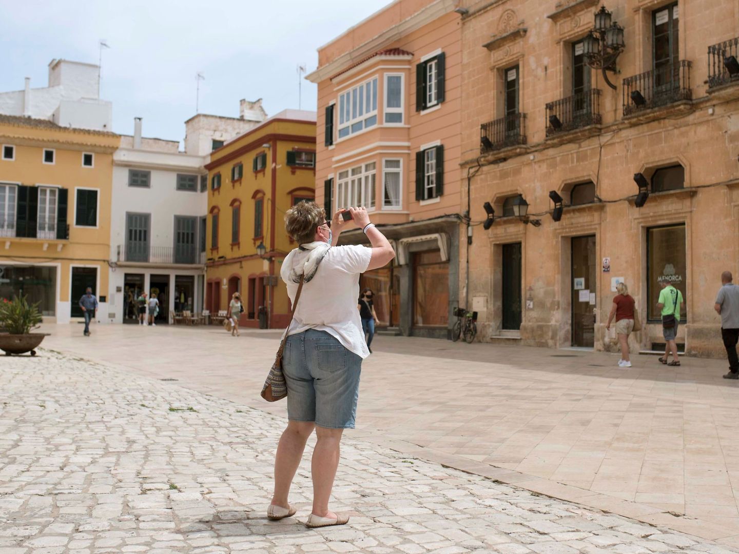 Una mujer hace fotos en Menorca. (EFE)