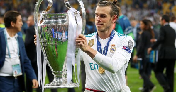Foto: Gareth Bale con el trofeo de la Champions que conquistó el Real Madrid en la final de Kiev contra el Liverpool. (Efe)