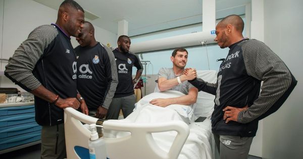 Foto: Iker Casillas saluda a los compañeros que le visitaron este viernes en el hospital. (EFE)