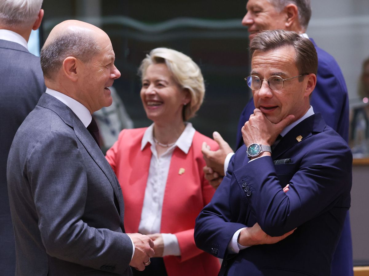Foto: Ursula von der Leyen junto (c) junto al canciller alemán, Plaf Scholz (i) y el primer ministro de Suecia, Ulf Kristersson, durante el Consejo Europeo. (EFE/Olivier Hoslet)