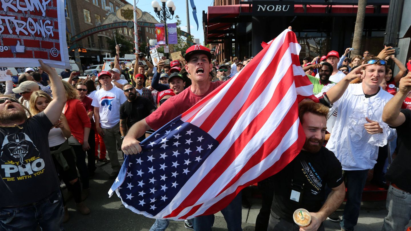 Partidarios de Trump increpan a manifestantes contrarios al candidato en San Diego, California, en mayo de 2016 (Reuters)