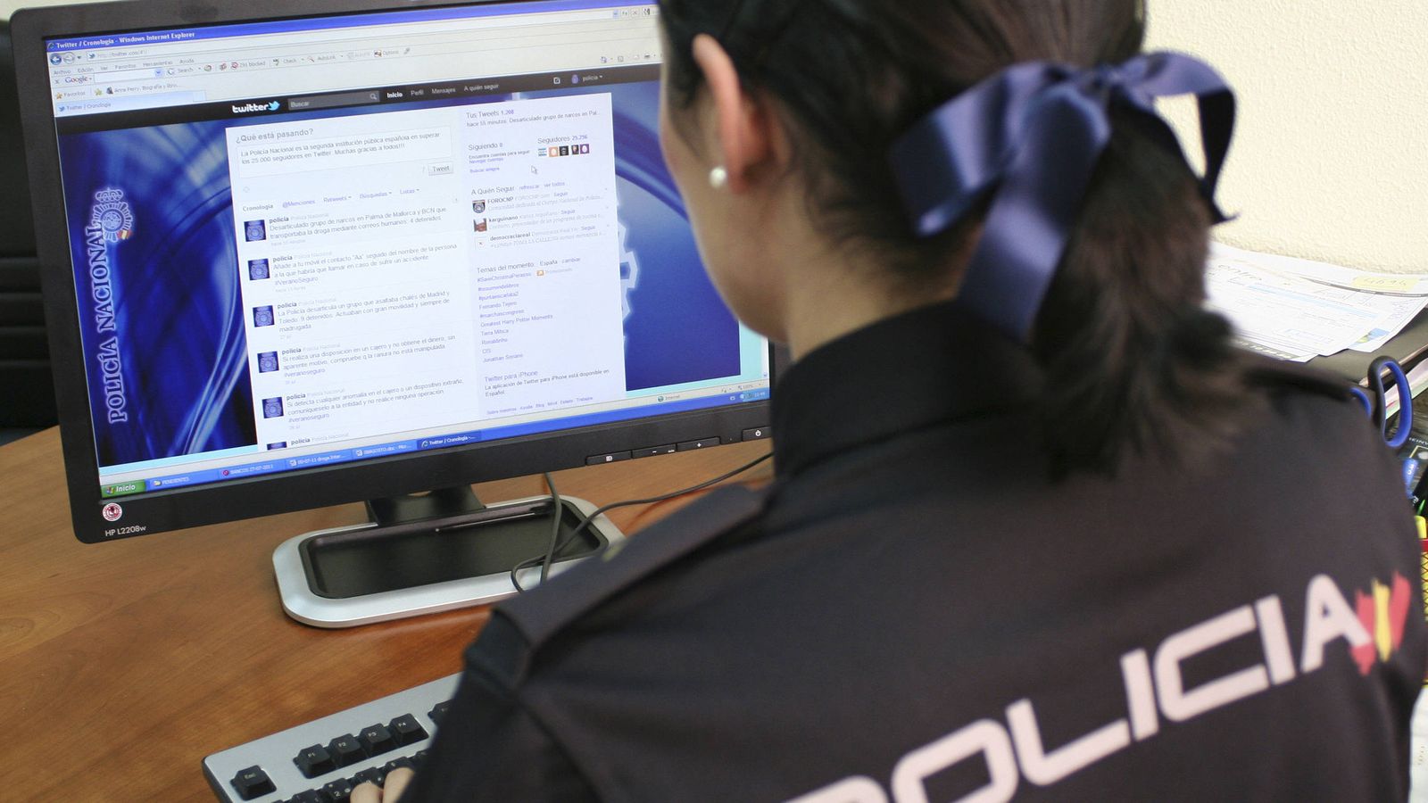 Foto: Una agente de la Policía Nacional escribiendo en la cuenta de Twitter @policia. (EFE)