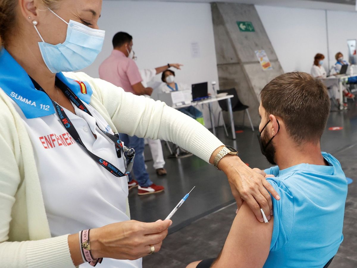 Foto: Un hombre recibe la vacuna en Madrid. (EFE/Chema Moya)