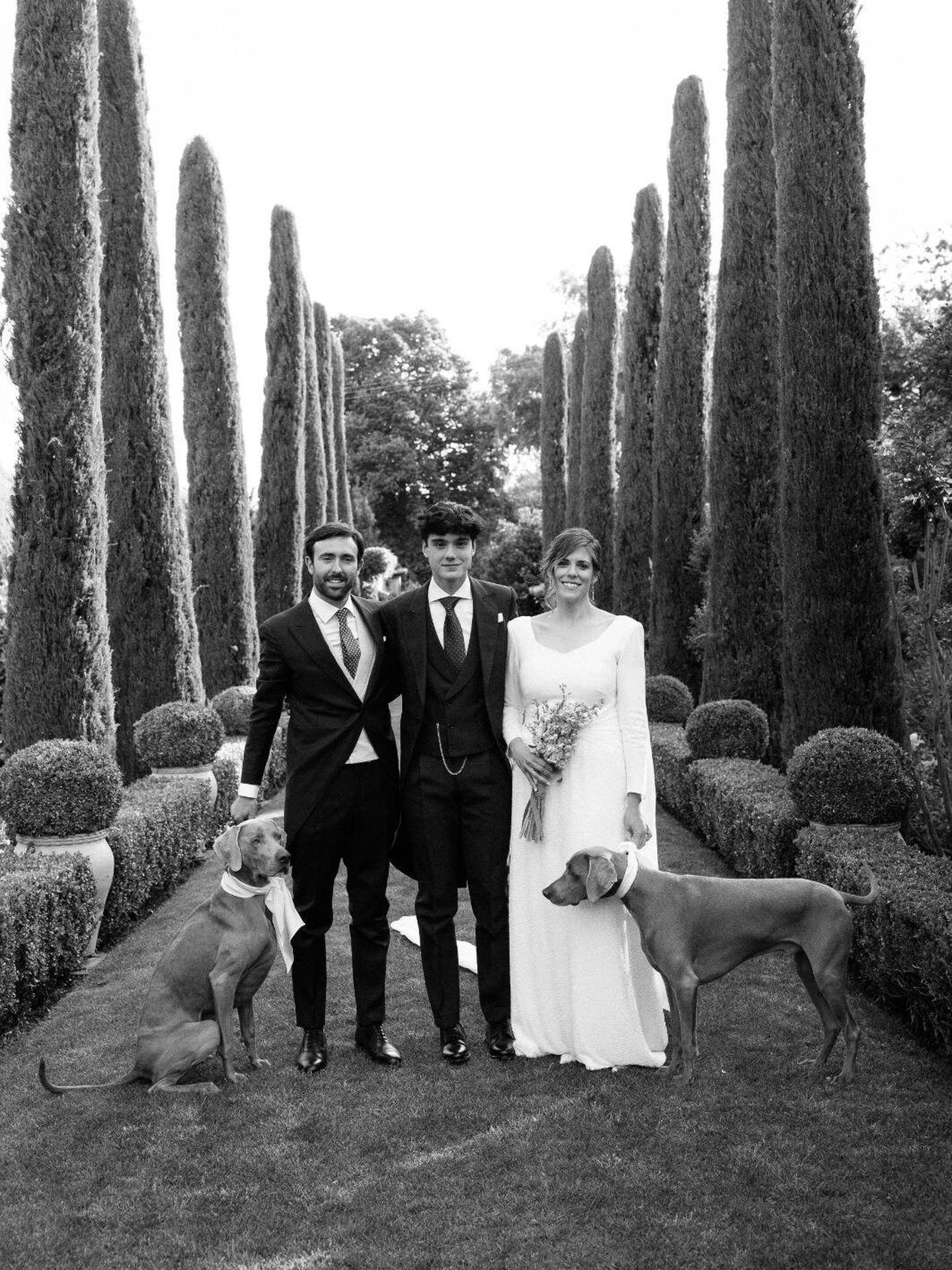 Andrea y Jaime, el día de su boda con Nicolás y los perros Quinto y Milo. (Cortesía)