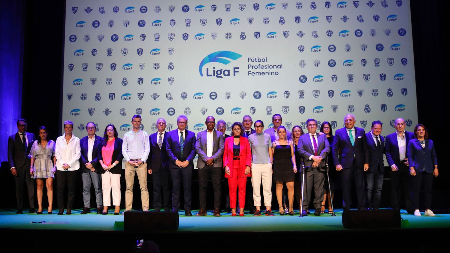 Jon Uriarte, junto a la presidenta de la Liga Profesional de Fútbol Femenino, Beatriz Álvarez Mesa, y el resto de representantes de los clubes. (EFE/Javier López) 