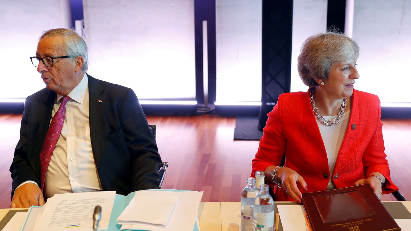 Jean-Claude Juncker junto a Theresa May en la cumbre de Salzburgo. (Reuters)