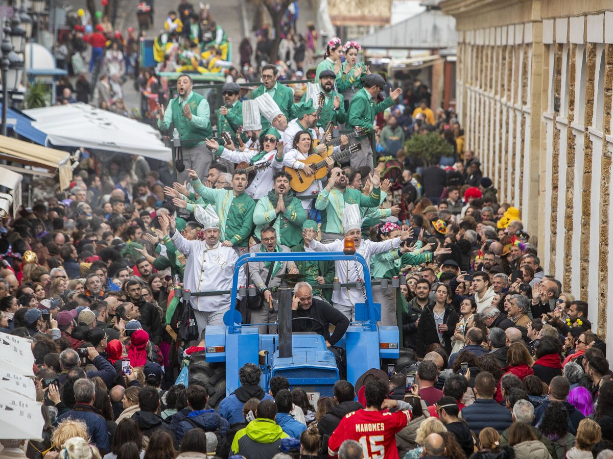 Foto: Los coros del concurso de carnaval, en la tradicional cabalgata del primer domingo de la fiesta. (EFE/Román Ríos)