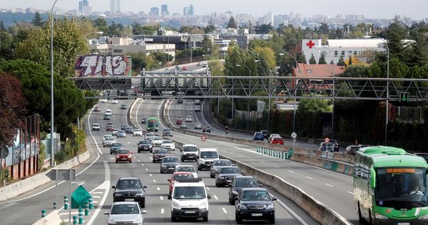 Foto: Tráfico en las carreteras de salida de Madrid. (EFE)