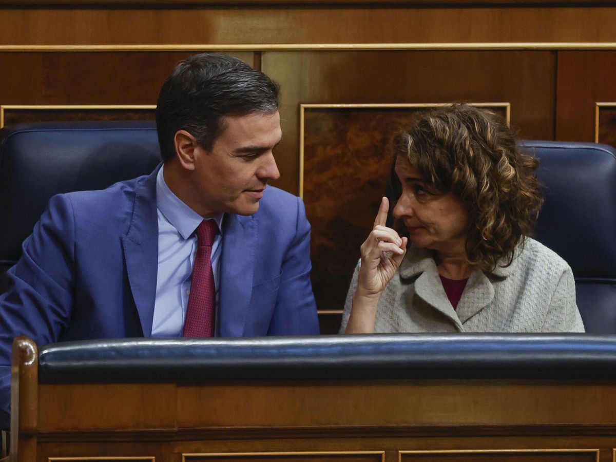 Foto: El presidente del Gobierno, Pedro Sánchez, junto a María Jesús Montero. (EFE/Juan Carlos Hidalgo)