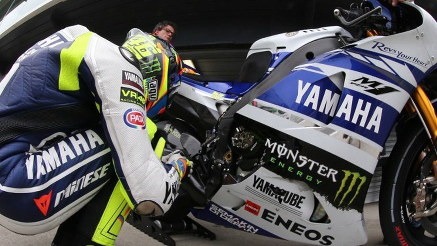 Valentino Rossi revisa su Yamaha (MotoGP).
