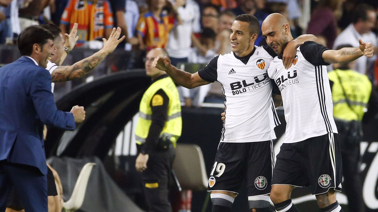 Marcelino celebra un gol con la mejor pareja de delanteros de lo que va de Liga, Rodrigo y Zaza. (EFE)