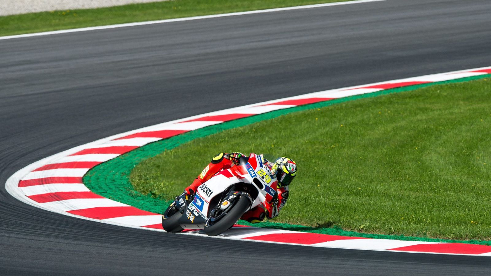 Foto: El italiano Iannone firmó el mejor tiempo en el Gran Premio de Austria (EFE)