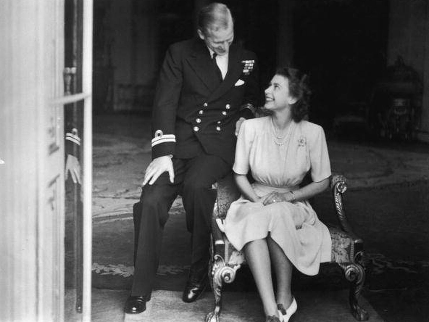 La entonces princesa Isabel y Felipe Mountbatten, el día que se dio a conocer su compromiso. (Getty)