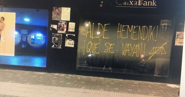 Foto: Pintada en contra de la Guardia Civil en una sucursal de CaixaBank en Alsasua. (E.C.)