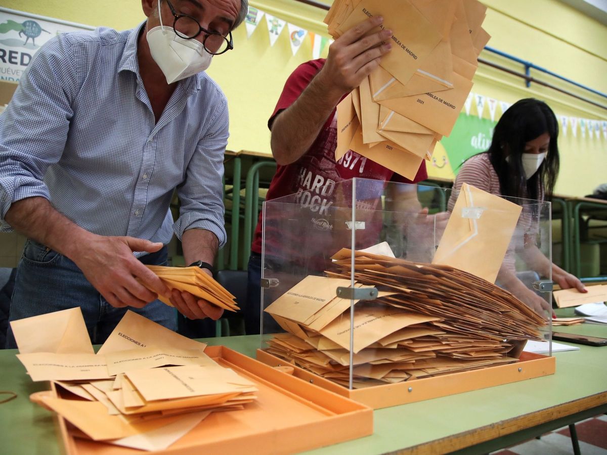 Foto: Apoderados de los distintos partidos controlan el recuento y voto por correo. (EFE)