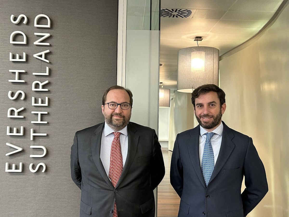 Foto: Jacobo Martínez, socio director de Eversheds Sutherland en España y José Fernández, nuevo counsel de la firma (cedida)