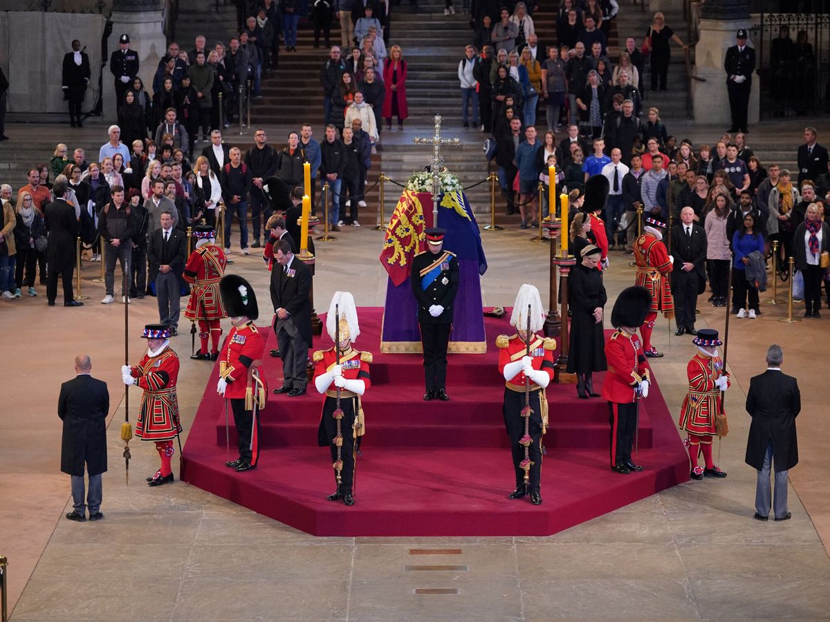 Guillermo, Harry y los otros 6 nietos de la reina Isabel II velan a su  abuela