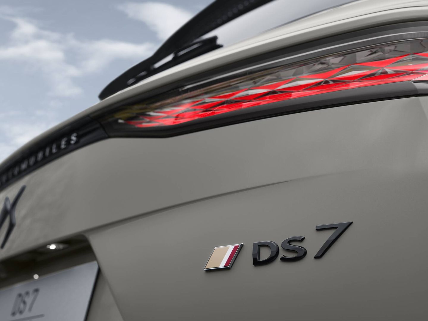 Ya solo se llama DS 7. Y el portón integra el nombre de la marca completo: DS Automobiles.